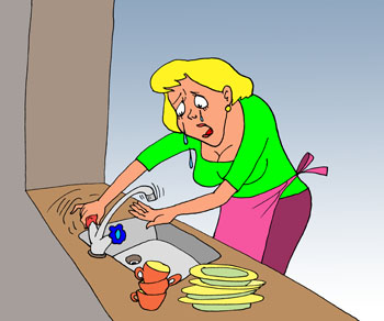 Постоянно отключают воду. Женщина не может помыть грязную посуду. В кране нет воды.