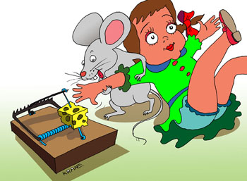 Карикатура о хитром мышонке. Мышка стащила сыр из мышеловки. Мышка вытащила сыр рукой куклы. 