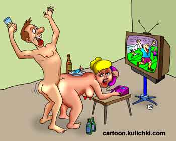 Карикатура про любовь. Типичная семейная сцена: муж смотрит футбол по телевизору, пьет пиво, жена болтает по телефону раком.